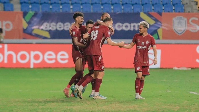 PSM Makassar merayakan kemenangan 4-3 atas Shan United dalam laga ASEAN Club Championship 2024/2025 di Stadion Batakan.