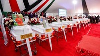 Peti jenazah lengkap dengan foto korban diletakan di Hillside Endarasha Academy di Kieni, Kenya, Kamis (26/9/2024).  
