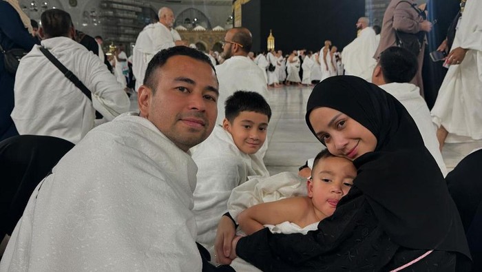 Raffi Ahmad dan Nagita Slavina jalankan umrah.