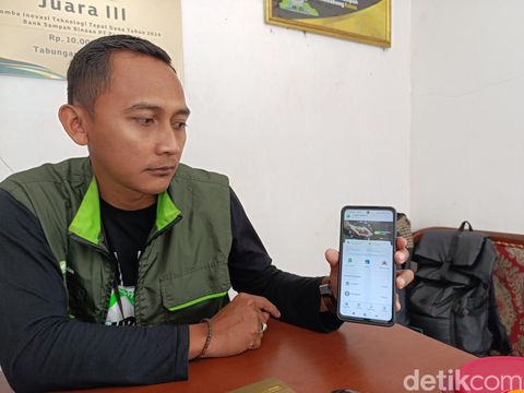 Rian menunjukkan tabungan emasnya dari hasil bank sampah di Pangandaran.
