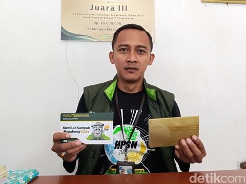 Rian menunjukkan tabungan emasnya dari hasil bank sampah di Pangandaran.
