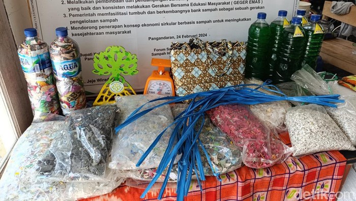 Rian menunjukkan tabungan emasnya dari hasil bank sampah di Pangandaran.