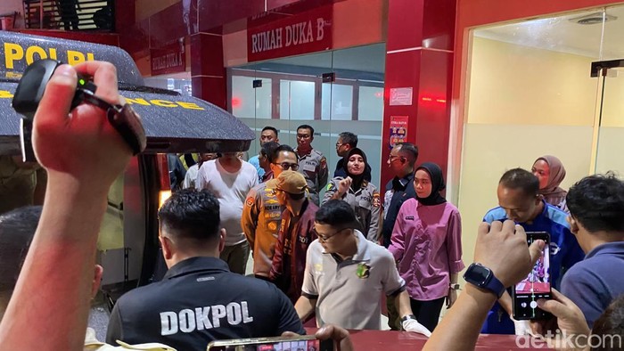 RS Polri menyerahkan 5 jenazak di Kali Bekasi kepada keluarga.