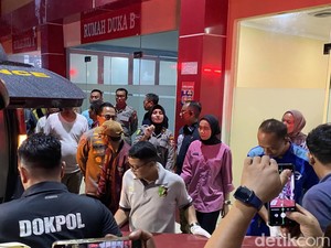 Isak Tangis Saat 5 Jenazah di Kali Bekasi Diserahkan ke Keluarga