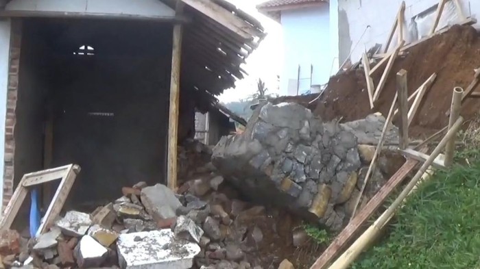 Rumah tertimpa tebing ambruk di Sumedang