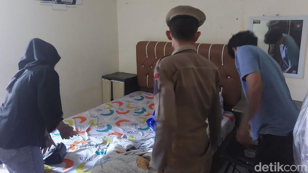Satpol PP Kabupaten Cirebon saat menggelar razia disalah satu rumah kos dan hotel di Kecamatan Kedawung