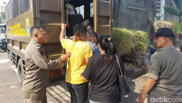Satpol PP Kabupaten Cirebon saat menggelar razia disalah satu rumah kos dan hotel di Kecamatan Kedawung