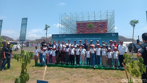 Sejumlah pebalap MotoGP, Moto2, dan Moto3 menanam pohon di Sirkuit Mandalika, Lombok Tengah, Nusa Tenggara Barat (NTB), Kamis (26/9/2024). (Foto: Edi Suryansyah/detikBali)