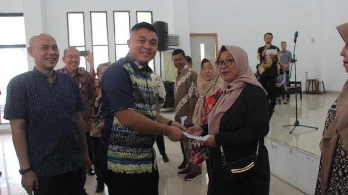 Sekda Kota Palembang, Afrizal Hasyim membagikan insentif RT di Palembang