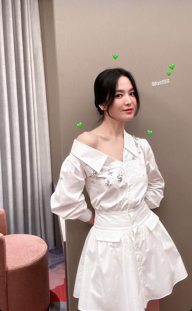 Koleksi ‘Asymmetric Neckline Chemisier Dress’ tersebut bernilai $540 atau setara Rp 8,1 juta. Foto: dok. Instagram @kyo1122