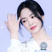 Aktris 42 tahun itu memakai gaun putih dengan detail manik-manik bunga dari brand yang berbasis di London, Self Potrait. Foto: dok. Instagram @kyo1122