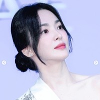 Penggemar dapat menantikan aksi Song Hye Kyo sebagai biarawati saat mencoba menyelamatkan nyawa anak laki-laki dari roh jahat dalam film terbarunya, Dark Nuns. Foto: dok. Instagram @kyo1122