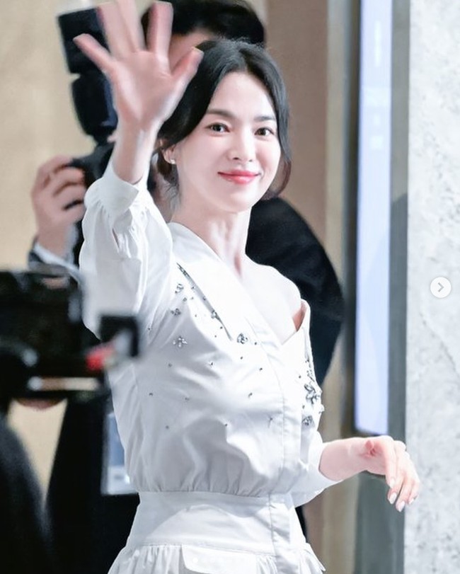 Seperti yang terlihat dalam unggahan akun Instagram-nya, gaun tersebut mengekspos bagian bahu Song Hye Kyo. Foto: dok. Instagram @kyo1122