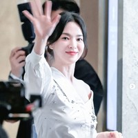 Seperti yang terlihat dalam unggahan akun Instagram-nya, gaun tersebut mengekspos bagian bahu Song Hye Kyo. Foto: dok. Instagram @kyo1122