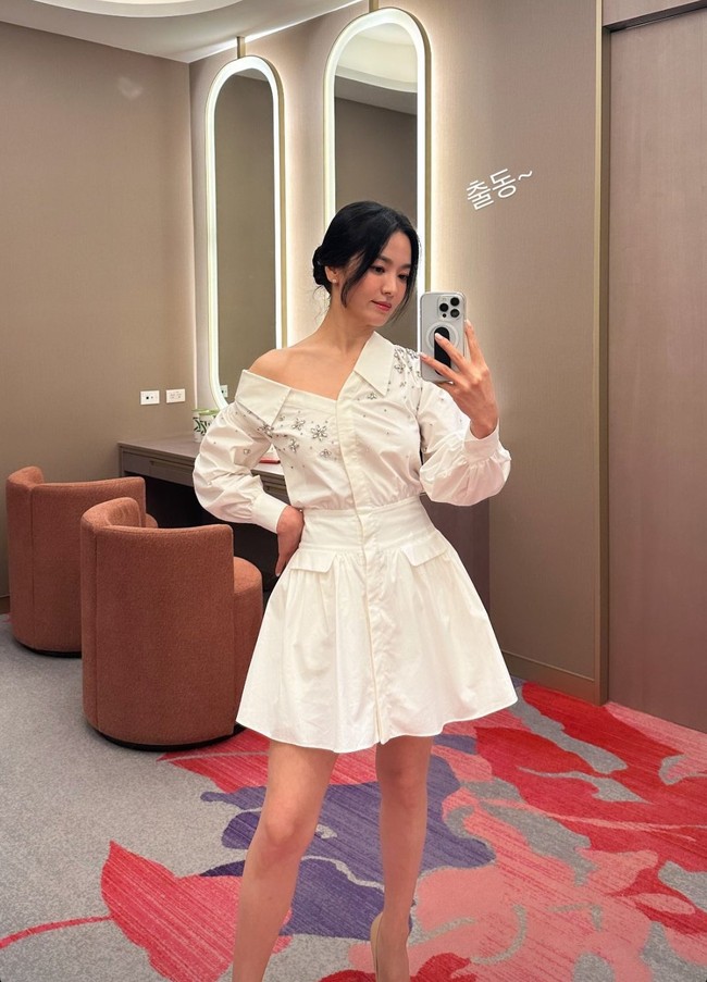 Penampilan Song Hye Kyo sontak menyita perhatian para penggemar. Bintang drama Korea The Glory itu terlihat memukau dalam balutan one-shoulder dress putih. Foto: dok. Instagram @kyo1122