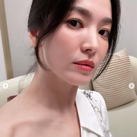 Song Hye Kyo tampil dengan model rambut bun dengan beberapa helai rambut membingkai wajahnya. Foto: dok. Instagram @kyo1122