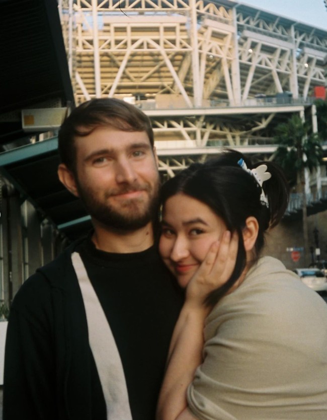 Di unggahan terbarunya itu Stephanie tampak memamerkan kebersamannya dengan Asher. Dalam kolom keterangan ia menulis, i love my wife, too lazy these days to have breakfast in bed but this song is still valid, also thankyou @jorgenodegard for the best pics ever. Foto: Instagram/@stephaniepoetri