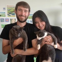 Sebelumnya melalui akun Instagram pribadinya Stephanie sempat mengumumkan jika dirinya dan kekasih sudah bertunangan. Kabar tersebut diumumkan seraya membagikan foto dirinya dan Asher yang sedang sama-sama menggendong kucing. Foto: Instagram/@stephaniepoetri