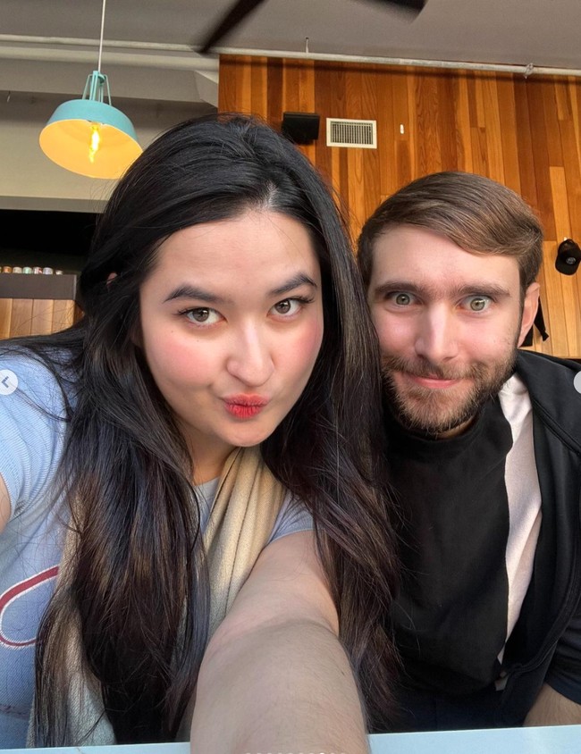 Sebelumnya Titi DJ sempat mengungkapkan jika putrinya itu mengikuti kebiasaan orang Barat. Keduanya belum melakukan tunangan resmi di hadapan orangtua. Namun Titi DJ mengaku merestui hubungan asmara putrinya dan pria bule tersebut. Foto: Instagram/@stephaniepoetri