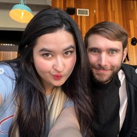 Sebelumnya Titi DJ sempat mengungkapkan jika putrinya itu mengikuti kebiasaan orang Barat. Keduanya belum melakukan tunangan resmi di hadapan orangtua. Namun Titi DJ mengaku merestui hubungan asmara putrinya dan pria bule tersebut. Foto: Instagram/@stephaniepoetri