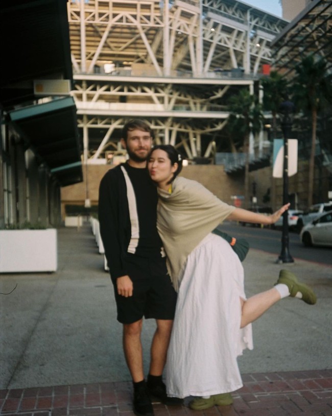 Putri Titi DJ, Stephanie Poetri belakangan tengah jadi sorotan karena unggahan terbarunya di Instagram. Dalam unggahannya itu Stephanie menyebut kata ‘wife’ atau istri yang kemudian membuat beberapa netizen menduga jika ia dan kekasihnya itu mungkin sudah menikah. Foto: Instagram/@stephaniepoetri