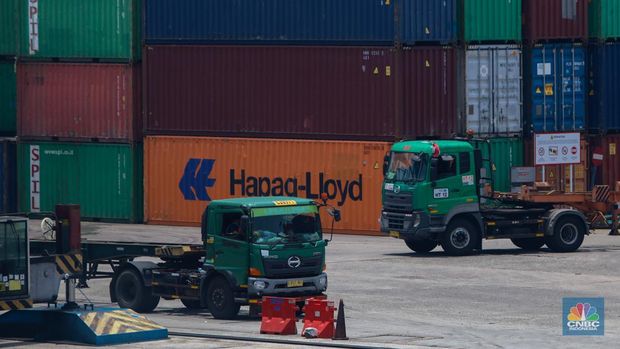 Suasana aktivitas bongkar muat peti kemas di Pelabuhan Tanjung Priok, Jakarta, Kamis (26/9/2024). (CNBC Indonesia/Faisal Rahman)