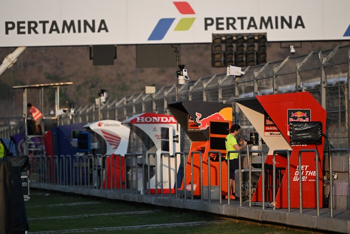 Seorang pria melintasi deretan safety car menjelang balapan MotoGP 2024 Mandalika di Pertamina Mandalika International Street Circuit, Lombok Tengah, NTB, Rabu (25/9/2024). MotoGP Mandalika akan berlangsung pada 27-29 September. ANTARA FOTO/Akbar Nugroho Gumay/nz