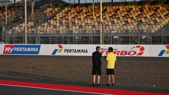 Seorang pria melintasi deretan safety car menjelang balapan MotoGP 2024 Mandalika di Pertamina Mandalika International Street Circuit, Lombok Tengah, NTB, Rabu (25/9/2024). MotoGP Mandalika akan berlangsung pada 27-29 September. ANTARA FOTO/Akbar Nugroho Gumay/nz