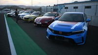 Seorang pria melintasi deretan safety car menjelang balapan MotoGP 2024 Mandalika di Pertamina Mandalika International Street Circuit, Lombok Tengah, NTB, Rabu (25/9/2024). (ANTARA FOTO/Akbar Nugroho Gumay)  