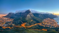 Cape Town menduduki peringkat ketiga sebagai kot aterbaik untuk Gen Z, dengan skor tertinggi untuk keindahan. Kota pesisir ini dikelilingi oleh Table Mountain yang memukau dan tempat nongkrong murah. Tiga dari empat anak muda mengatakan bahwa pergi minum-minum di sana terjangkau. (iStock)