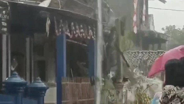 Tangkapan layar detik-detik rumah warga ambruk di Garut.