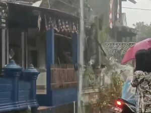 Bencana di Jabar: Rumah Roboh di Garut-Tebing Ambruk di Sumedang