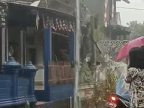 Rumah di Garut Tiba-tiba Ambruk Saat Hujan Deras