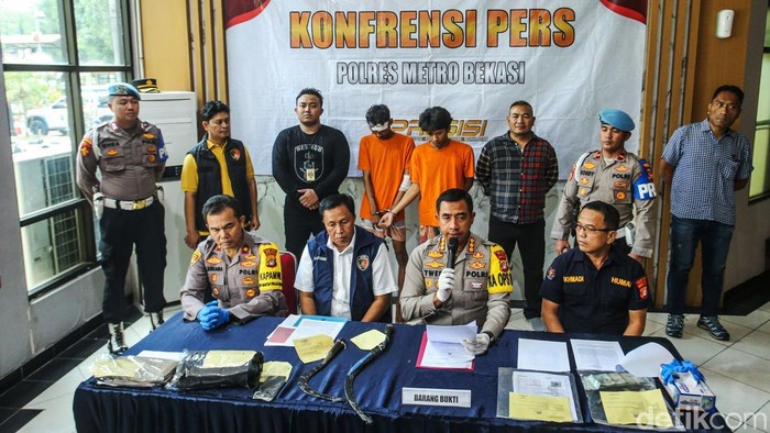 Tawuran di Babelan Tewaskan 1 Orang, Pelaku Utama Diciduk Polisi berhasil membekuk dua pelaku utama tawuran di Babelan, Bekasi. Kini mereka diamankan di Mapolres Metro Bekasi.
