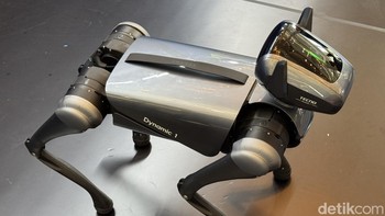 Tecno Dynamic 1 adalah robot anjing terbaru yang diperkenalkan di Mobile World Congress 2024 di Barcelona. Robot ini terinspirasi oleh anjing ras German Shepherd dan dirancang untuk meniru perilaku anjing nyata. Dynamic 1 memiliki kemampuan untuk naik tangga, berjabat tangan, melakukan handstand, dan melompat Foto: Adi Fida Rahman/detikINET