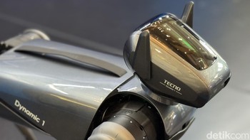Salah satu fitur utama dari Dynamic adalah kemampuannya untuk dikendalikan melalui remote control, yang memberikan pengguna fleksibilitas dalam mengarahkan dan mengontrol gerakan robot ini. Selain remote control, Dynamic 1 juga dapat dikendalikan melalui aplikasi smartphone dan perintah suara, berkat algoritma pengenalan suara berbasis AI yang canggih. Foto: Adi Fida Rahman/detikINET
