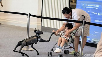 Dimensi dan berat ini membuat Dynamic 1 tidak hanya kompak dan mudah dipindahkan, tetapi juga stabil dan tangguh untuk bergerak dengan mulus di berbagai medan, sekaligus memungkinkan interaksi yang lebih fleksibel dalam berbagai skenario, termasuk hiburan rumah dan aktivitas edukasi. Foto: Adi Fida Rahman/detikINET