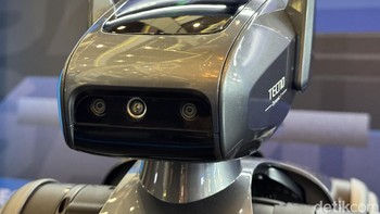 Dengan kemampuan mengenali perintah suara berkat AI-driven voice recognition, pengunjung Tecno Game Fest dapat berinteraksi langsung dengan TECNO Dynamic 1 secara intuitif. Selain itu, robot anjing lucu ini juga dapat dikendalikan melalui aplikasi smartphone dan remote control, memberikan fleksibilitas lebih dalam penggunaannya Foto: Adi Fida Rahman/detikINET