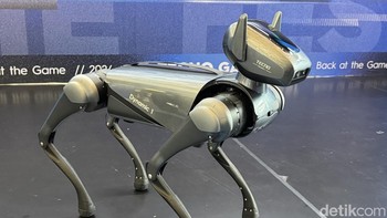 Robot ini juga memiliki sistem lampu depan yang menerangi jalannya dan bertindak sebagai indikator interaksi dengan orang. Foto: Adi Fida Rahman/detikINET