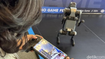 TECNO Dynamic 1 juga dilengkapi dengan sistem canggih seperti AI HyperSense Fusion System, kamera kedalaman Intel RealSense D430, serta sensor optik dan inframerah untuk navigasi presisi. Didukung oleh prosesor ARM 8-core dan baterai berkapasitas 15.000mAh, robot ini dapat beroperasi hingga 90 menit dengan performa stabil dan kemampuan bergerak yang cepat. Foto: Adi Fida Rahman/detikINET