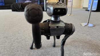 Tecno Dynamic 1 adalah contoh sempurna dari bagaimana teknologi robotika dapat menggabungkan kecanggihan teknis dengan interaksi yang alami dan menyenangkan. Dengan berbagai fitur canggih dan desain yang terinspirasi oleh anjing German Shepherd, robot ini menawarkan pengalaman yang unik dan menarik bagi pengguna dari segala usia. Foto: Adi Fida Rahman/detikINET