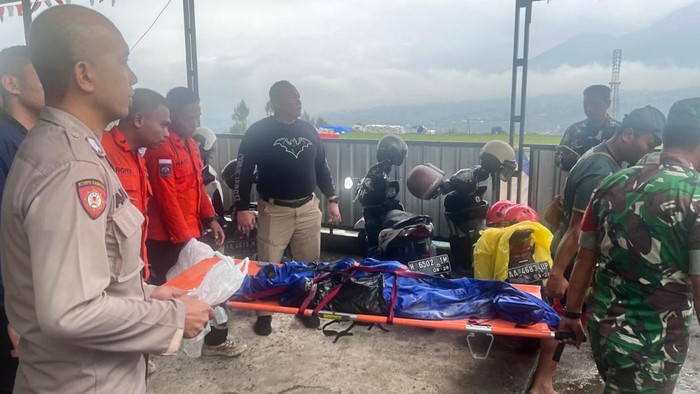 Evakuasi kerangka manusia yang ditemukan di pos 2 pendakian Gunung Sumbing, Kams (26/9/2024).