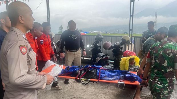 Evakuasi kerangka manusia yang ditemukan di pos 2 pendakian Gunung Sumbing, Kams (26/9/2024).