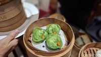 Chef alex Kwok Yiu Ming, chef Tan Poh Soon, dan Chef Foo Tong Yuan ahlinya penyaji dimsum. Ketiganya menyajikan berbagai dimsum enak di Teratai Chinese Restaurant di Hotel Borobudur Jakarta. Foto: detikcom/Diah Afrilian