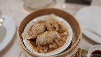 Jika ingin dimsum yang sedikit lebih pedas, juga ada Shrimp Dumpling Spicy Sauce. Dimsum dengan isian udang dipadukan dengan kaldu yang dicampur bubuk cabai dan chilli oil. Foto: detikcom/Diah Afrilian