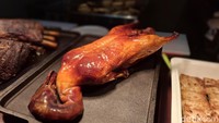 Mengingat konsepnya Chinese food, ada bebek peking yang nikmat. Kulitnya renyah dengan daging yang tebal dan manis juicy saat digigit. Foto: detikcom/Diah Afrilian