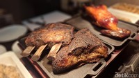 Selain dimsum, ada banyak juga menu pelengkap lainnya. Termasuk brisket yang empuk juicy dan smokey aromanya. Foto: detikcom/Diah Afrilian