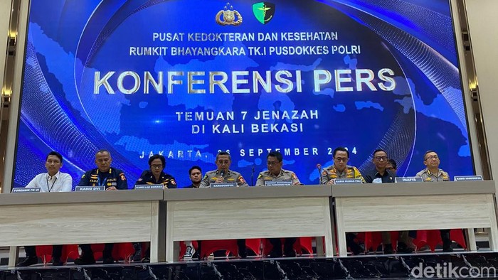 Tim dokter gabungan kembali mengidentifikasi lima jenazah remaja yang ditemukan tewas di Kali Bekasi. Total sudah 7 jenazah yang diidentifikasi di RS Polri. (Devi P/detikcom)