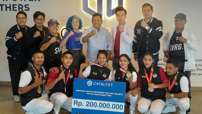 Keberhasilan tim tinju DKI merebut empat medali emas dan dua perak di PON Aceh-Sumut 2024 yang berakhir pada 20 September lalu mengundang empati pengusaha Jakarta untuk membantunya.

Bertempat di Pondok Indah Mall 2 lantai 3, sebuah perusahaan alat-alat olahraga beladiri menyerahkan bantuan senilai Rp.200 juta.