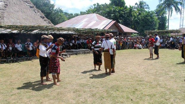 Tradisi Etu, Tinju Adat Kabupaten Nagekeo. (Facebook Kantor Penanaman Modal Kabupaten Nagekeo/Kantius)